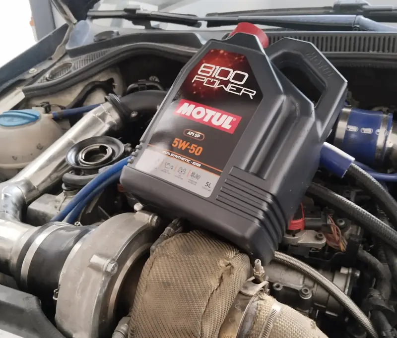 Turbolu motor bölmesinde bakım için hazırlanmış motor yağı